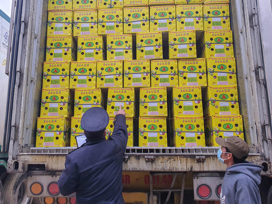 Hải quan kiểm tra hàng hóa trước khi thông quan.