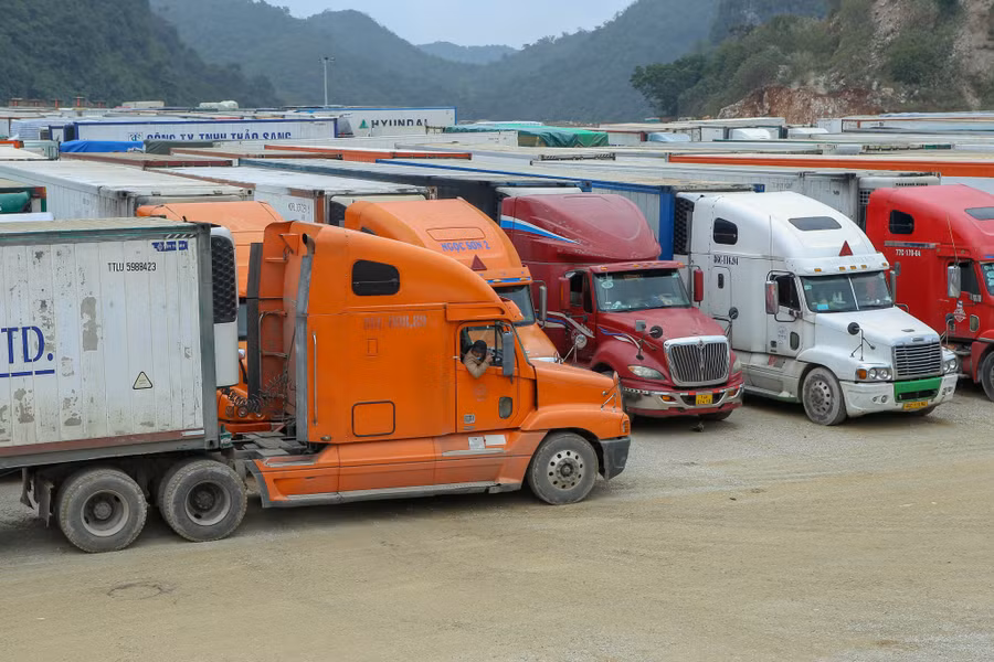 Xe container xếp hàng tại các bãi chuẩn bị xuất hàng sang Trung Quốc.