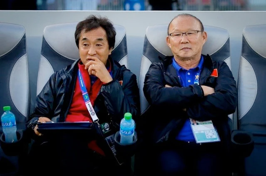 Trợ lý Lee Young-jin luôn sát cánh cùng thầy Park trong suốt 5 năm qua với bóng đá Việt Nam. Trợ lý Lee Young-jin luôn sát cánh cùng thầy Park trong suốt 5 năm qua với bóng đá Việt Nam.