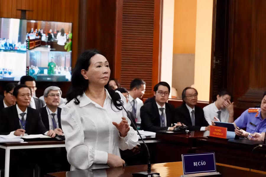 Bị cáo Trương Mỹ Lan trả lời Hội đồng xét xử. Ảnh: Trung tâm Báo chí TPHCM