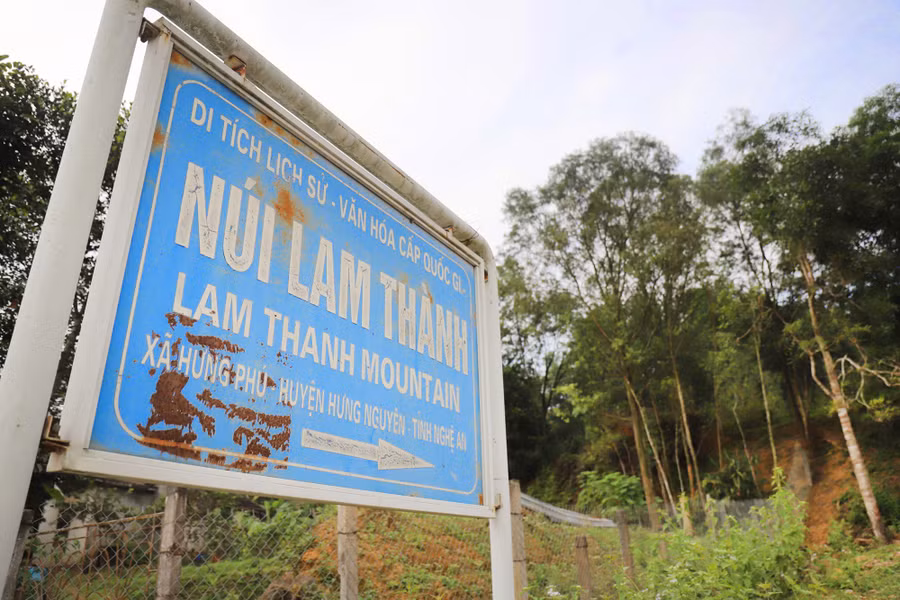 Biển chỉ dẫn dưới chân núi để lên Khu di tích Lam Thành.