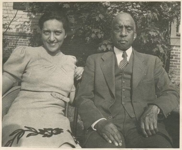 Jane (trái) chụp cùng bố.