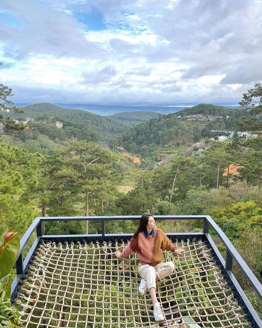 Hoa hậu từng bị hội bạn thân showbiz nghỉ chơi, tố là rich kid “rởm”, bố mẹ chỉ làm công việc bình thường bây giờ ra sao? ảnh 26 Hoa hậu từng bị hội bạn thân showbiz nghỉ chơi, tố là rich kid “rởm”, bố mẹ chỉ làm công việc bình thường bây giờ ra sao? ảnh 26