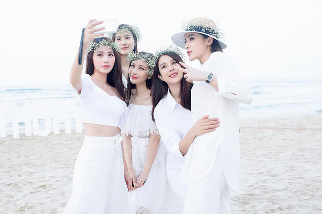 Hoa hậu từng bị tố là rich kid “rởm”, hội bạn thân showbiz nghỉ chơi bây giờ ra sao? - Ảnh 5. Hoa hậu từng bị tố là rich kid “rởm”, hội bạn thân showbiz nghỉ chơi bây giờ ra sao? - Ảnh 5.