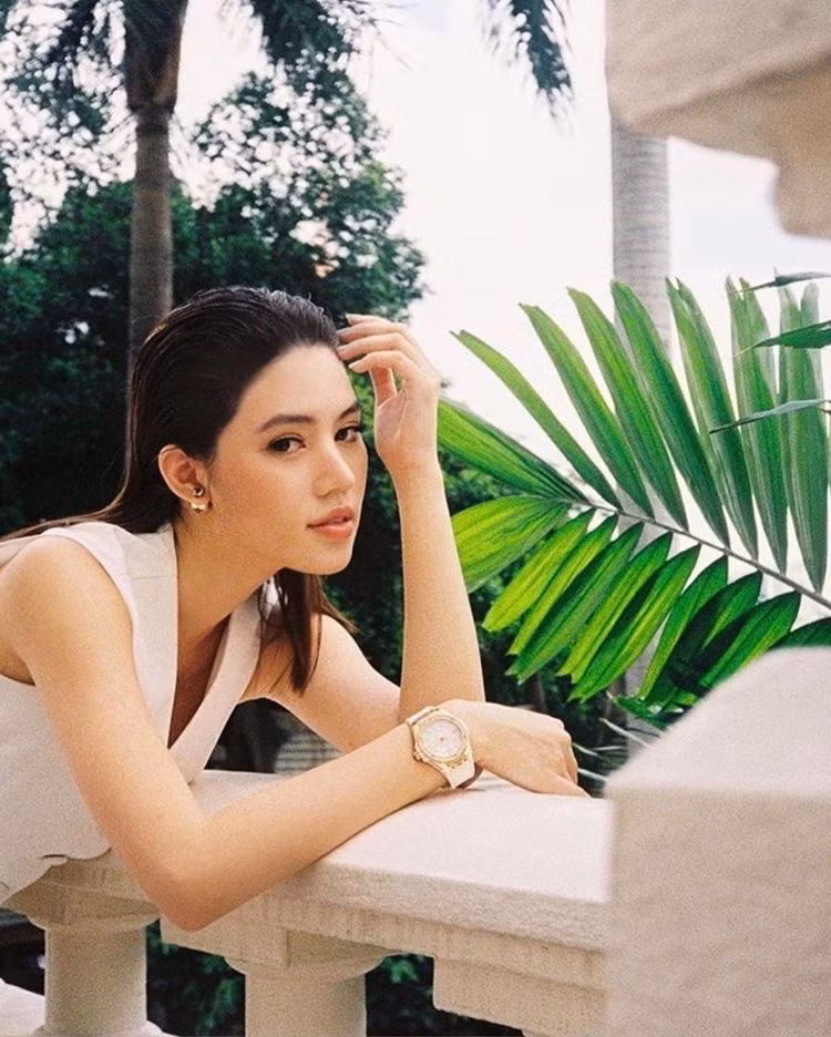 Hoa hậu từng bị hội bạn thân showbiz nghỉ chơi, tố là rich kid “rởm”, bố mẹ chỉ làm công việc bình thường bây giờ ra sao? ảnh 19