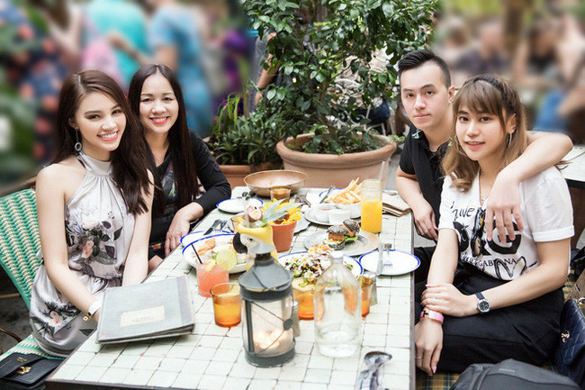 Hoa hậu từng bị tố là rich kid “rởm”, hội bạn thân showbiz nghỉ chơi bây giờ ra sao? - Ảnh 7. Hoa hậu từng bị tố là rich kid “rởm”, hội bạn thân showbiz nghỉ chơi bây giờ ra sao? - Ảnh 7.