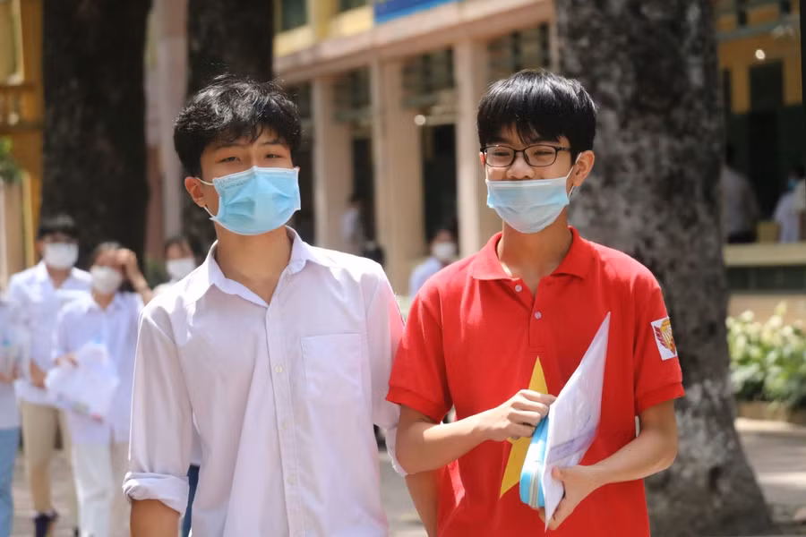 Thí sinh kết thúc bài thi Ngữ văn trong tâm trạng phấn khởi. Ảnh: Tú Anh