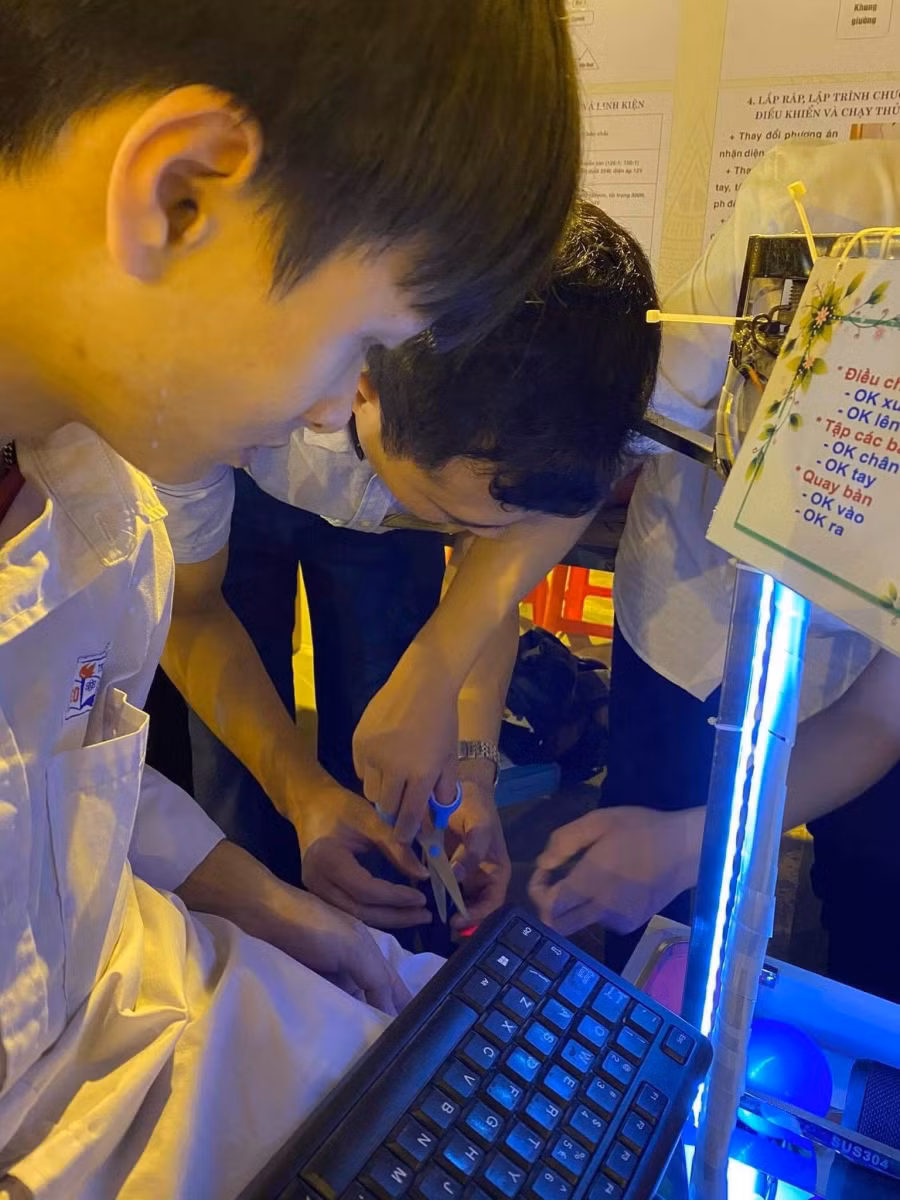 Thầy Tú cùng học sinh bên các dự án NCKH
