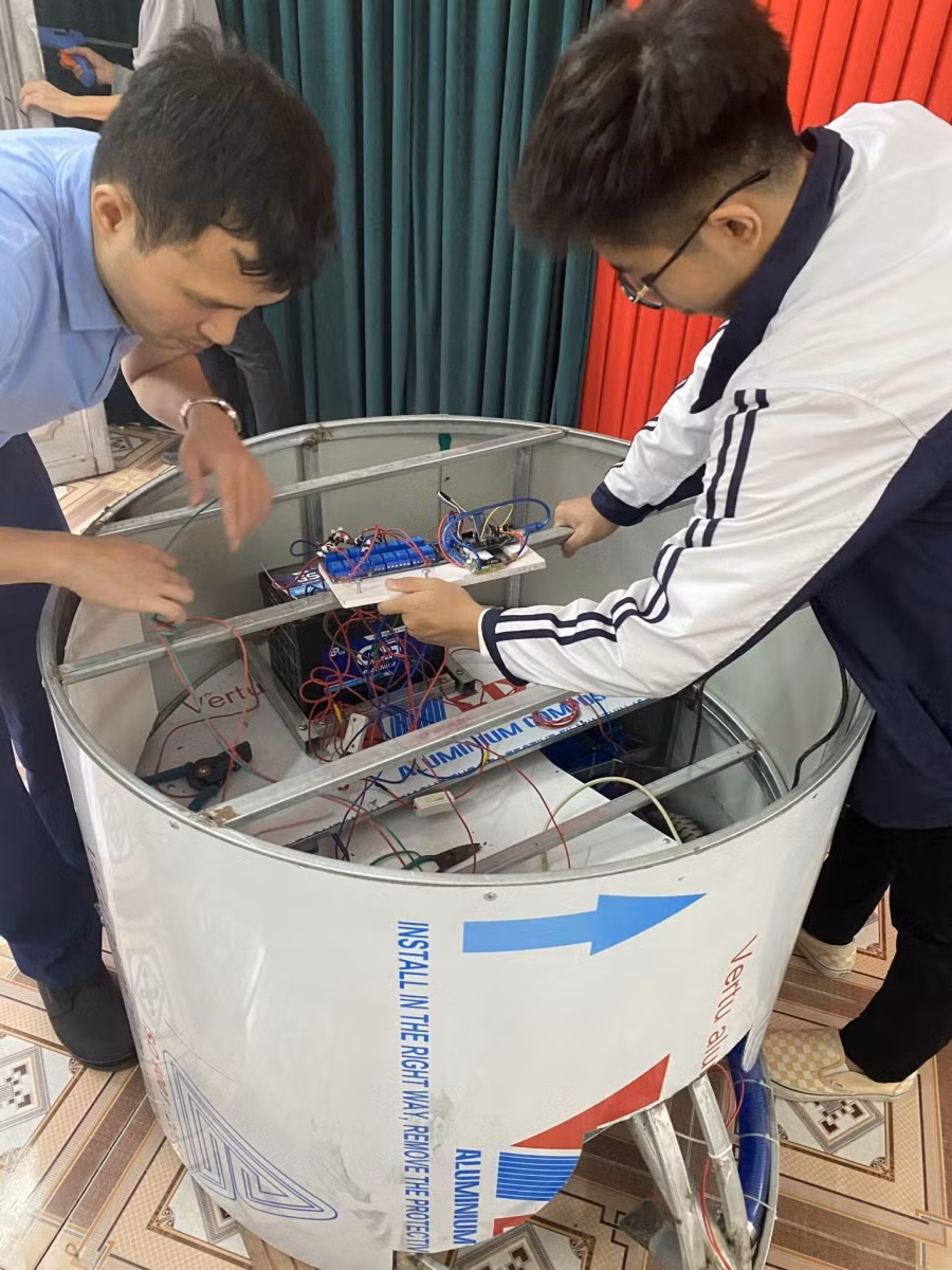 Thầy Tú dùng cả thời gian nghỉ ngơi để hỗ trợ, hướng dẫn học sinh