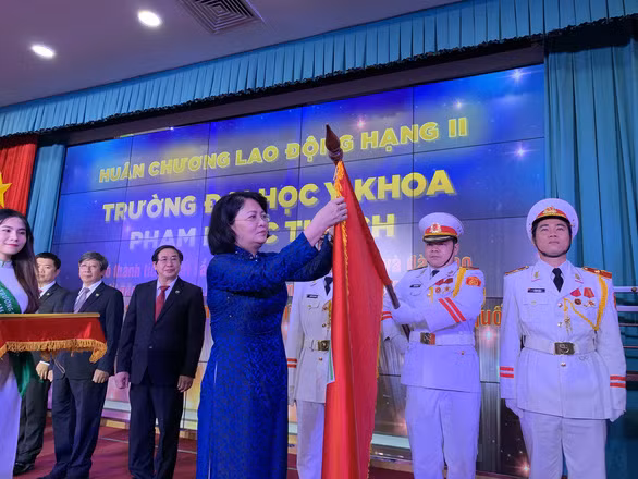 Phó Chủ tịch nước Đặng Thị Ngọc Thịnh trao tặng Huân chương Lao động hạng nhì cho Trường ĐH Y khoa Phạm Ngọc Thạch ngày 16/11/2019.