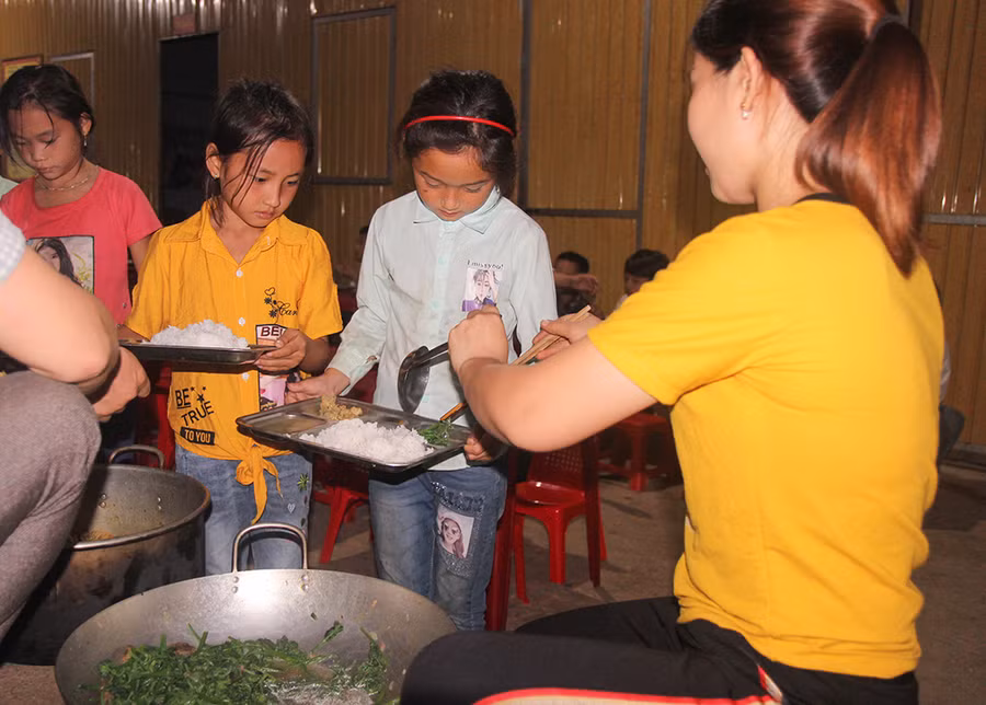 Bữa ăn bán trú tại Trường Tiểu học Huồi Tụ 2, huyện Kỳ Sơn, Nghệ An.