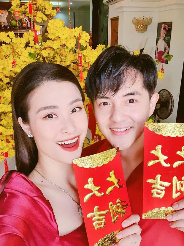 Vợ chồng Ông Cao Thắng - Đông Nhi mặc đồ đỏ, nhận lì xì đầu năm. Đây là lần đón năm mới đầu tiên kể từ khi cả 2 tổ chức lễ cưới. Minh Hang khoe tien mung Tet, Phan Manh Quynh li xi ban gai 123 trieu hinh anh 6 83220792101630394239955416555472312609538048o_1580055045493657576145.jpg