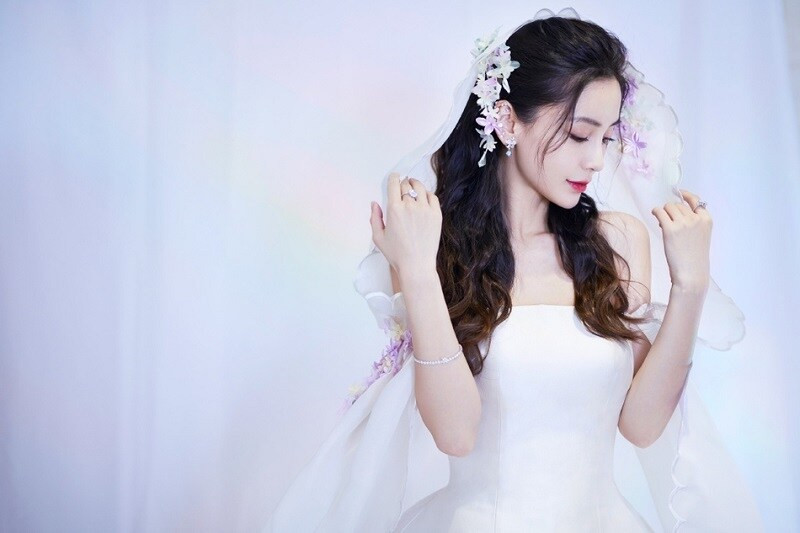 Mặc tin đồn ly hôn, Angela Baby vẫn đẹp ma mị hút hồn