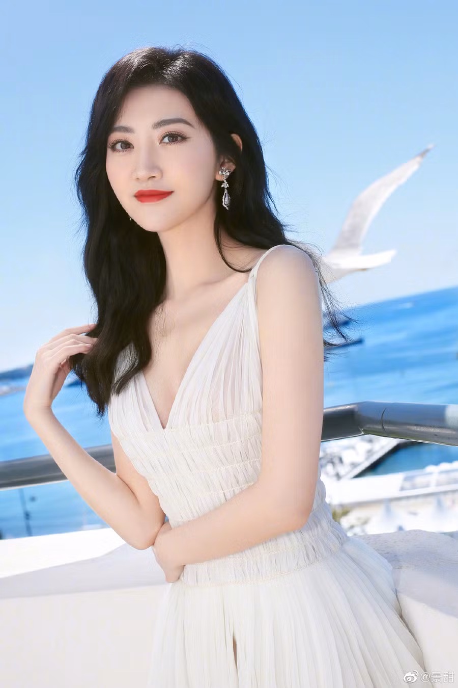 Những bí ẩn mãi không có lời giải đáp trong Cbiz ảnh 7