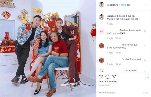 Isaac khoe khoảnh khắc hạnh phúc bên gia đình trong ngày mùng 1 Tết. Nam ca sĩ và người thân lì xì nhau để lấy may mắn trong năm mới. Minh Hang khoe tien mung Tet, Phan Manh Quynh li xi ban gai 123 trieu hinh anh 2 isaac_15800554050861890868456.png