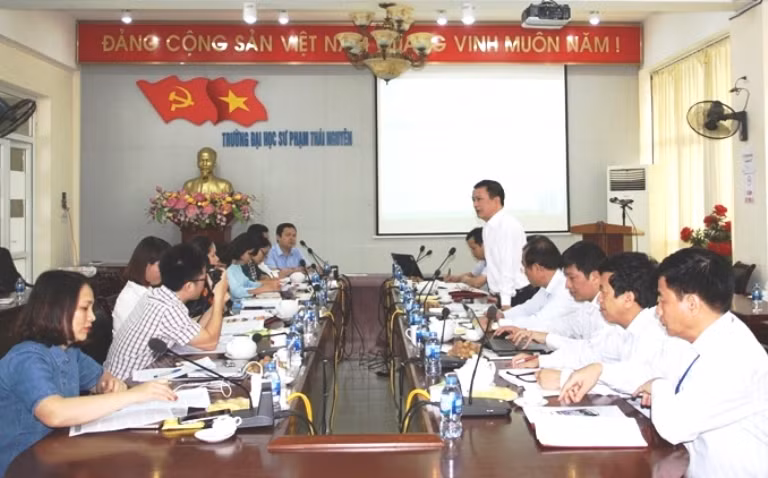 GS.TS Phạm Hồng Quang trao đổi với phóng viên báo chí