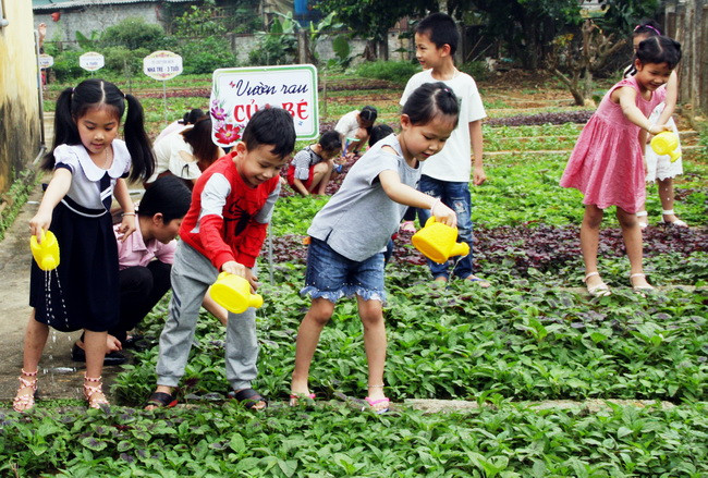 Các bé hào hứng với việc vun trồng