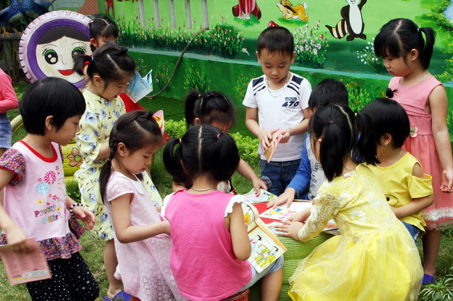 Trong vườn cổ tích các bé thích thú với bàn học ngoài trời