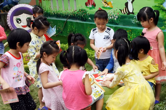 Trong vườn cổ tích các bé thích thú với bàn học ngoài trời