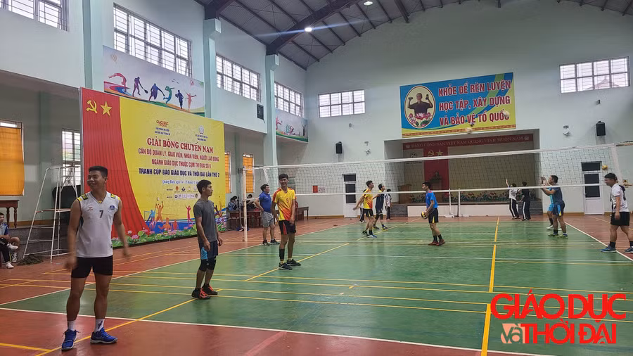 Khí thế tập luyện sôi nổi tại điểm thi đấu trường THPT Phan Đình Phùng.