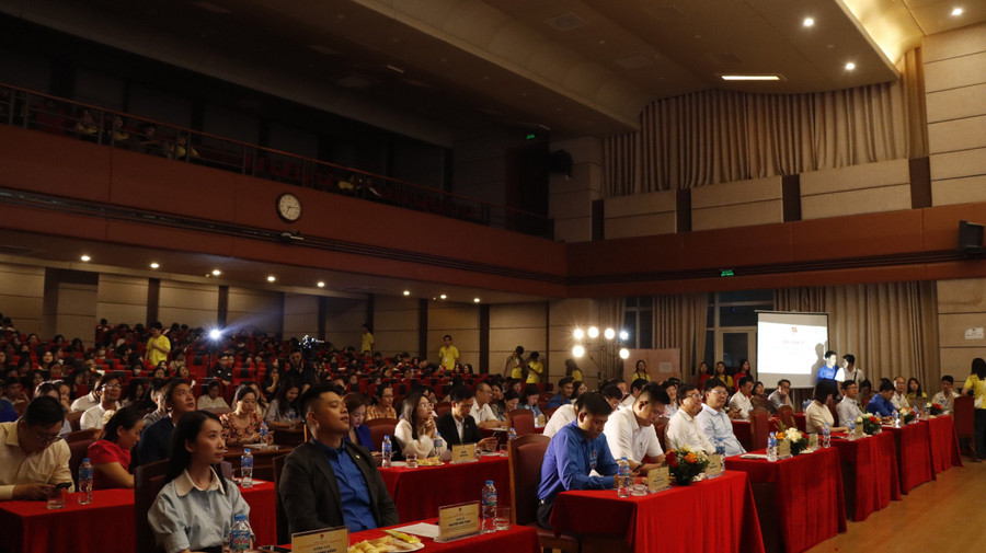 Đông đảo khách mời, sinh viên từ các trường đến đêm chung kết &quot;Cuộc thi tìm hiểu pháp luật về đất đai E – Golden năm 2024”.