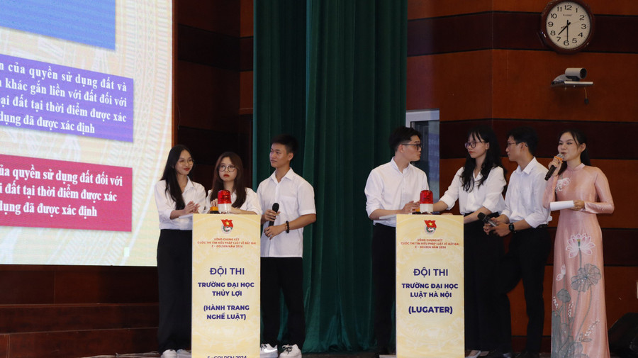 Các đội thi "Trả lời câu hỏi".