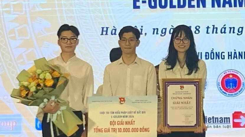 Đội thi “LUGATER” đến từ Trường Đại học Luật Hà Nội giành quán quân cuộc thi.