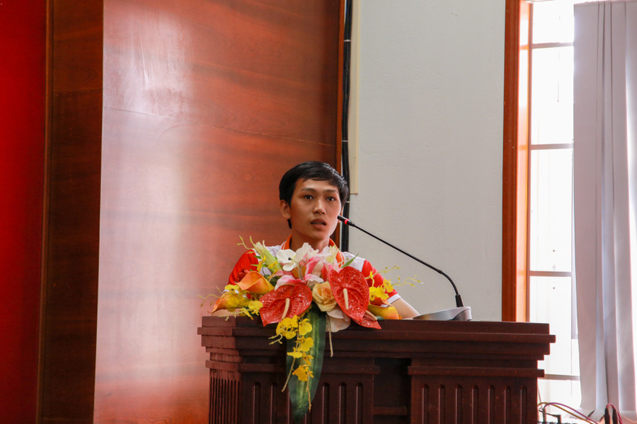 Đại diện nhóm sinh viên báo cáo đề tài &quot;Ứng dụng xử lý ảnh và mã QR phục vụ phân loại sản phẩm trên mô hình MPS 2000 tại Khoa kỹ thuật và Công nghệ, ĐH Huế&quot;.