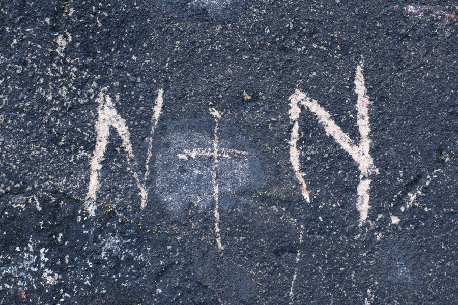 Các hình vẽ, viết bậy lên khu vực đi bộ Thượng Thành. (Ảnh: P.Đ). Các hình vẽ, viết bậy lên khu vực đi bộ Thượng Thành. (Ảnh: P.Đ).