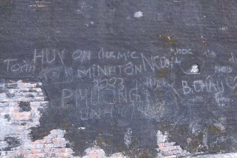 Hàng loạt hình vẽ, chữ viết xuất hiện tại đường đi bộ Thượng Thành.