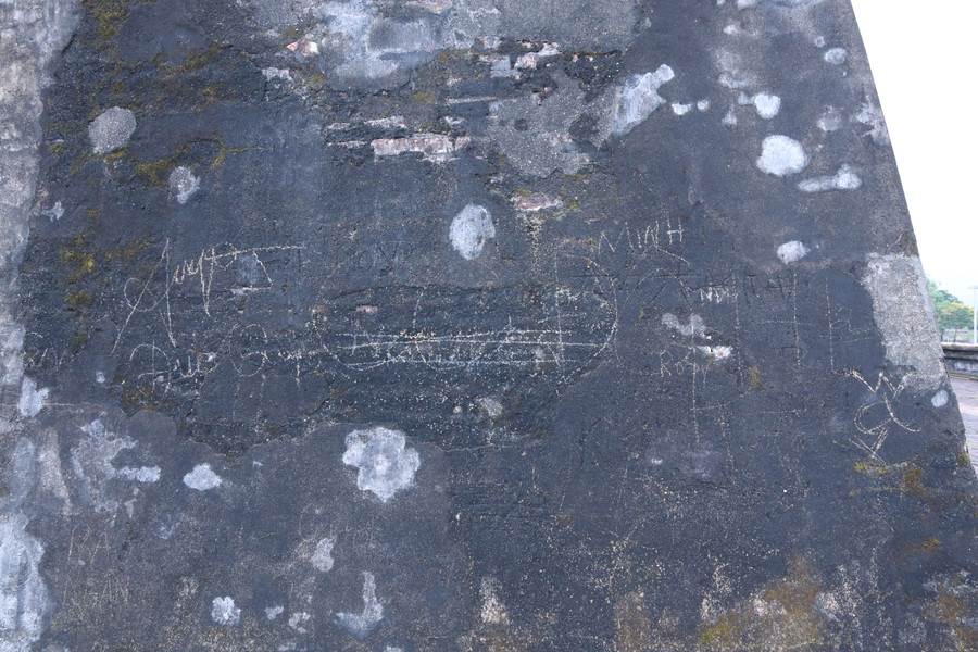 Suốt dọc tuyến đi bộ Thượng Thành có nhiều hình vẽ, viết bậy. (Ảnh: P.Đ). Suốt dọc tuyến đi bộ Thượng Thành có nhiều hình vẽ, viết bậy. (Ảnh: P.Đ).