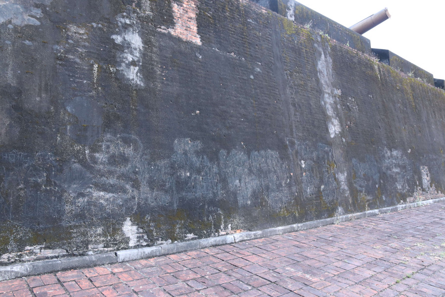 Việc viết vẽ bậy thường xuyên xảy ra vào đêm khuya nên việc theo dõi còn gặp nhiều khó khăn. (Ảnh: P.Đ). Việc viết vẽ bậy thường xuyên xảy ra vào đêm khuya nên việc theo dõi còn gặp nhiều khó khăn. (Ảnh: P.Đ).