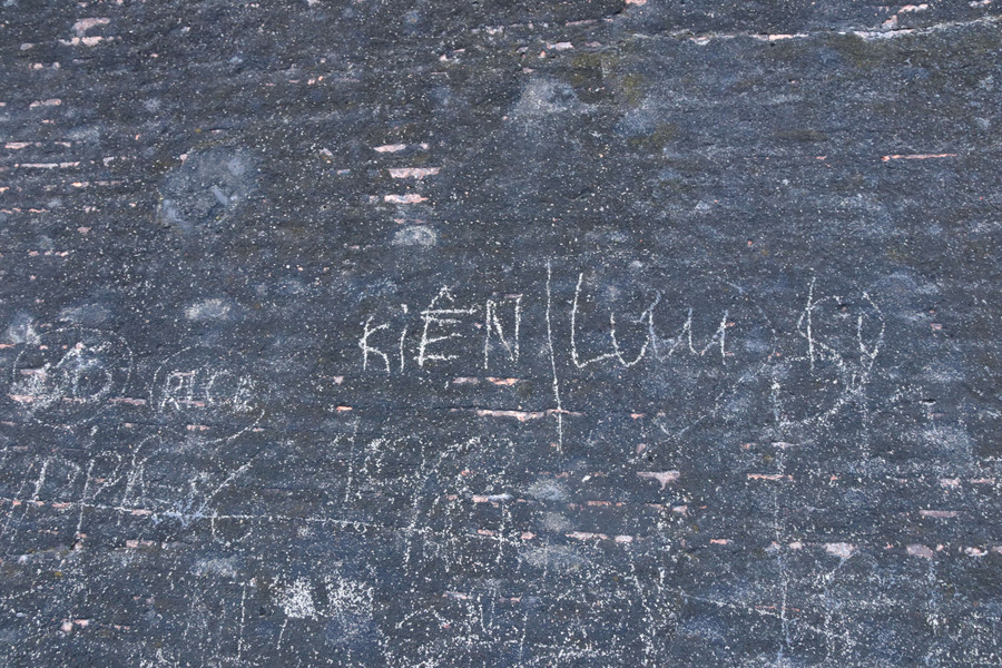 Việc viết, vẽ bậy gây mất thẩm mỹ khi du khách tới tham quan tại khu vực này. (Ảnh: P.Đ). Việc viết, vẽ bậy gây mất thẩm mỹ khi du khách tới tham quan tại khu vực này. (Ảnh: P.Đ).