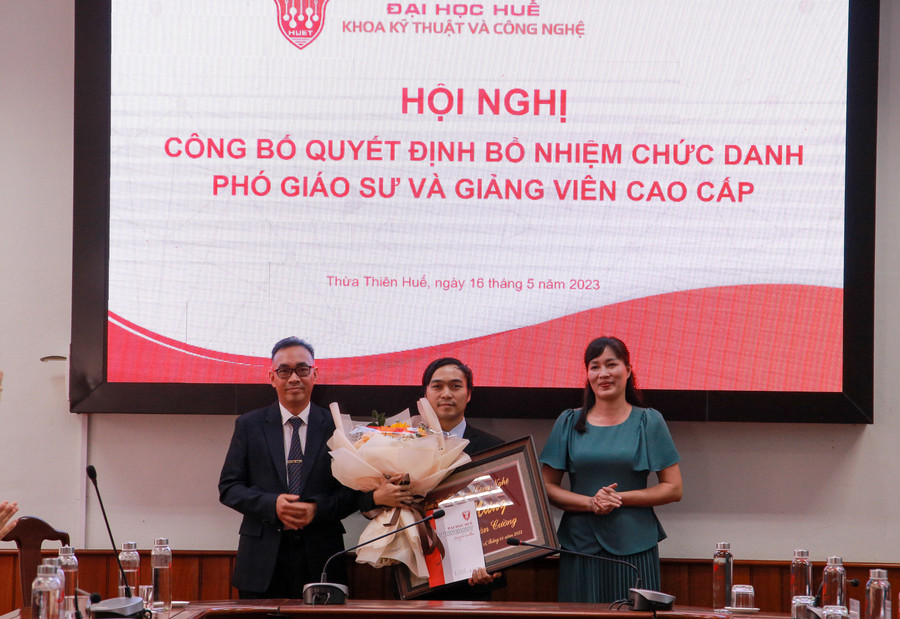 Trao quyết định và chúc mừng Tân PGS.TS Ngô Xuân Cường - Giảng viên ngành Kỹ thuật điện, Khoa Kỹ thuật và Công nghệ, ĐH Huế.