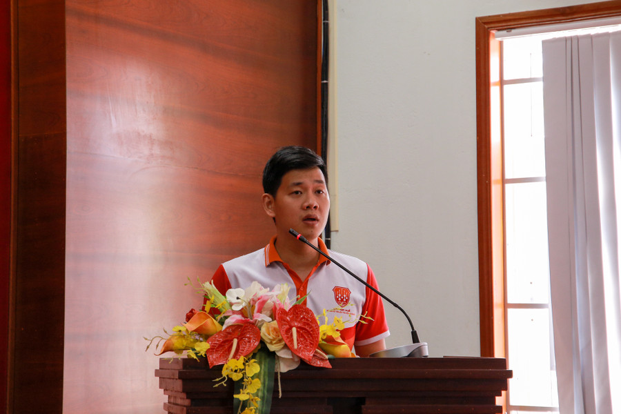 Sinh viên Nguyễn Cửu Sửu - Lớp Kỹ thuật điều khiển tự động hóa báo cáo đề tài: &quot;Thiết kế và chế tạo Mô - đun thiết bị hút ẩm tự động&quot; tại hội nghị.