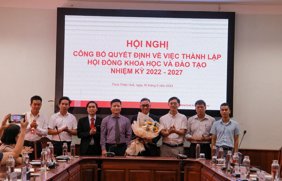 Lãnh đạo ĐH Huế tặng hoa chúc mừng Hội đồng khoa học và Đào tạo nhiệm kỳ 2022 - 2027.