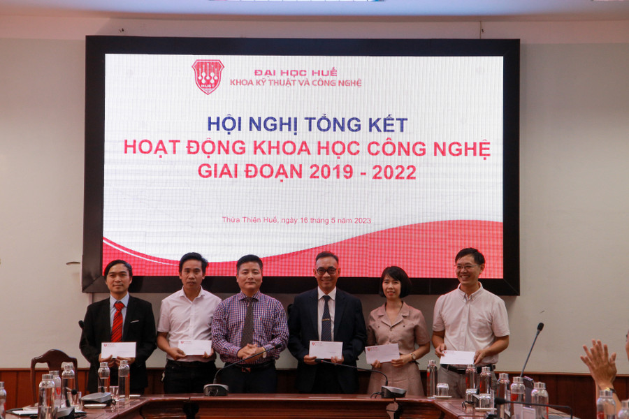 Đại diện ĐH Huế trao tặng cho các cá nhân có thành tích trong hoạt động KHCN. (Ảnh: Đại Dương).