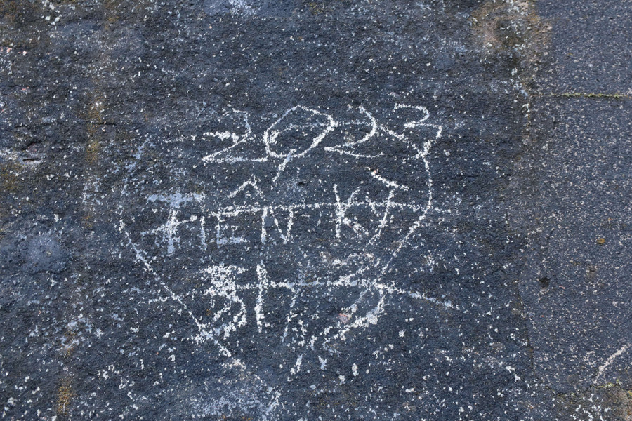 Các hình vẽ, viết bậy lên khu vực đi bộ Thượng Thành. (Ảnh: P.Đ). Các hình vẽ, viết bậy lên khu vực đi bộ Thượng Thành. (Ảnh: P.Đ).