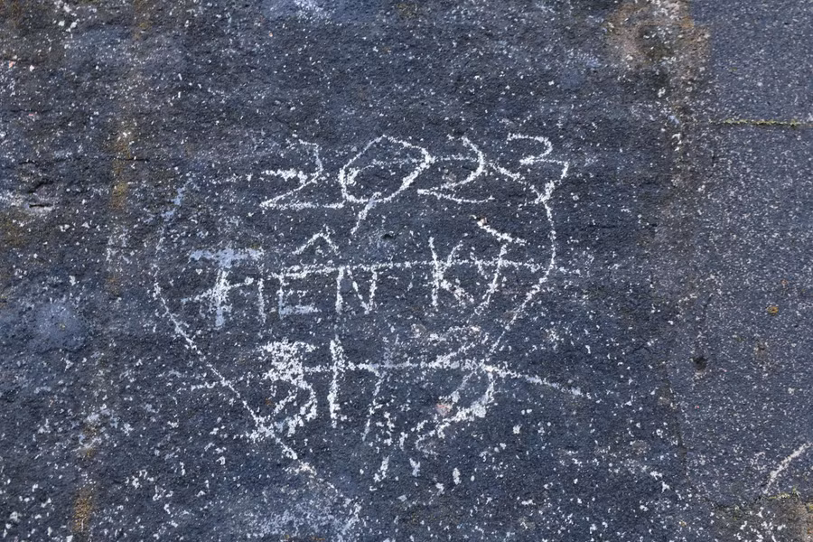 Các hình vẽ, viết bậy lên khu vực đi bộ Thượng Thành. (Ảnh: P.Đ).