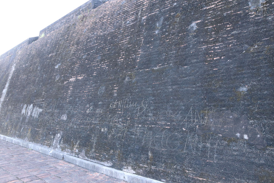 Suốt dọc tuyến đi bộ Thượng Thành có nhiều hình vẽ, viết bậy. (Ảnh: P.Đ). Suốt dọc tuyến đi bộ Thượng Thành có nhiều hình vẽ, viết bậy. (Ảnh: P.Đ).