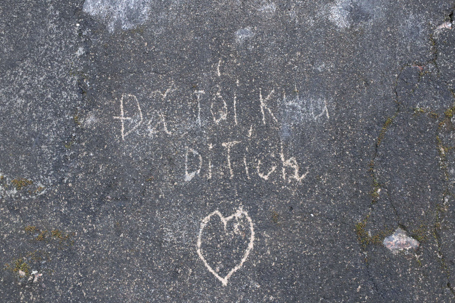 Việc viết, vẽ bậy gây mất thẩm mỹ khi du khách tới tham quan tại khu vực này. (Ảnh: P.Đ). Việc viết, vẽ bậy gây mất thẩm mỹ khi du khách tới tham quan tại khu vực này. (Ảnh: P.Đ).