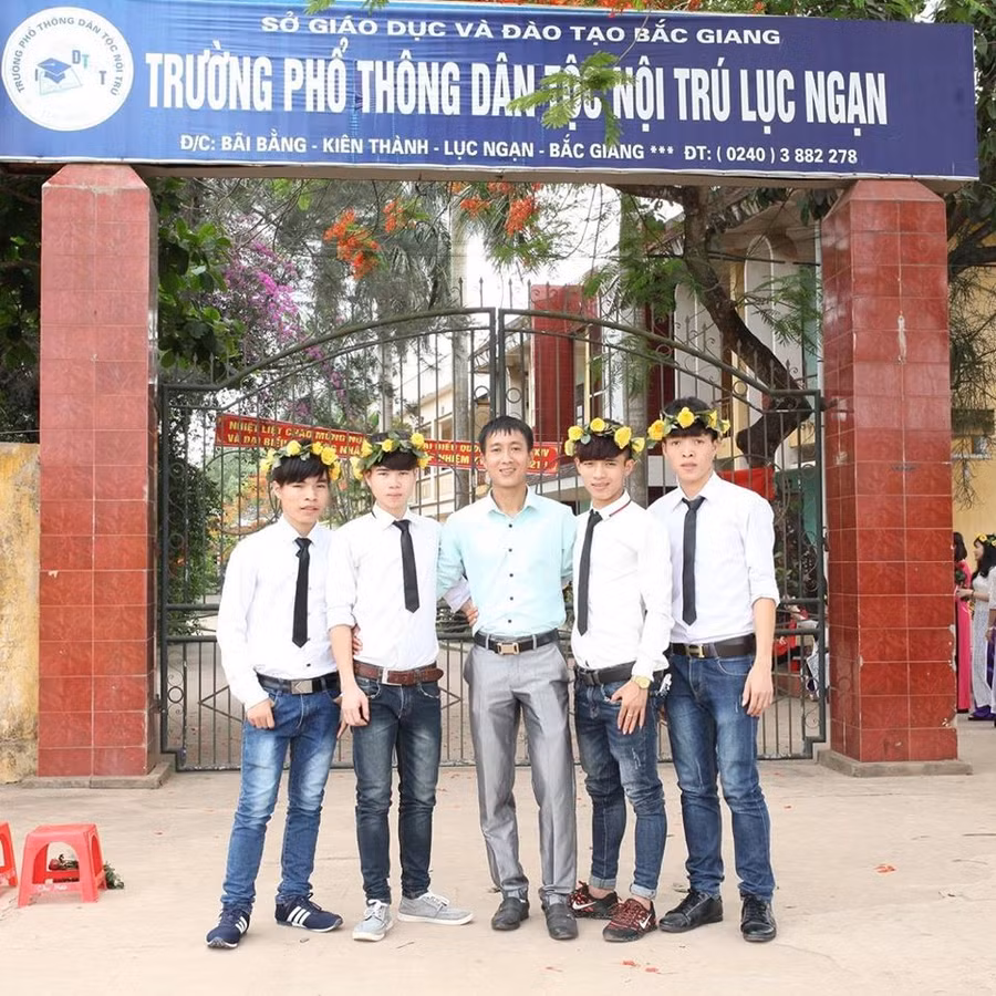 Thầy Bùi Thanh Tuấn và các em học sinh