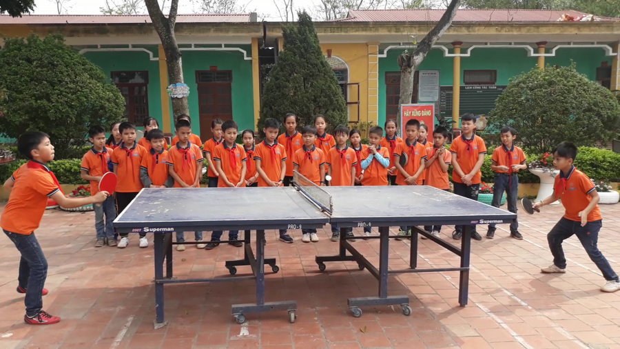 Thầy Liêm dạy bóng bàn cho học sinh. Thầy Liêm dạy bóng bàn cho học sinh.
