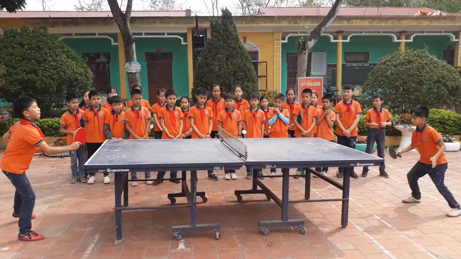 Thầy Liêm dạy bóng bàn cho học sinh.