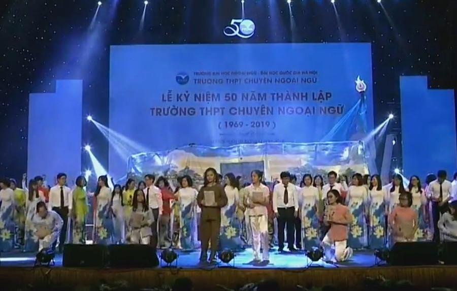 Lễ kỉ niệm 50 năm thành lập Trường THPT Chuyên Ngoại ngữ.
