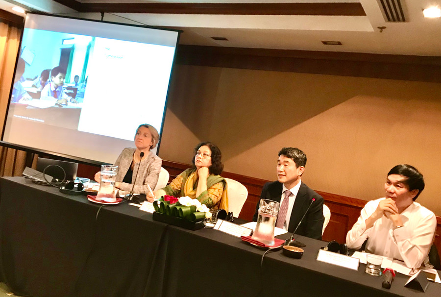 Ông Ju- Ho Lee (thứ 2 từ phải sang) Cựu Bộ trưởng Bộ Giáo dục Hàn Quốc đã chia sẻ kinh nghiệm của GD Hàn Quốc với Việt Nam. Ông Ju- Ho Lee (thứ 2 từ phải sang) Cựu Bộ trưởng Bộ Giáo dục Hàn Quốc đã chia sẻ kinh nghiệm của GD Hàn Quốc với Việt Nam.