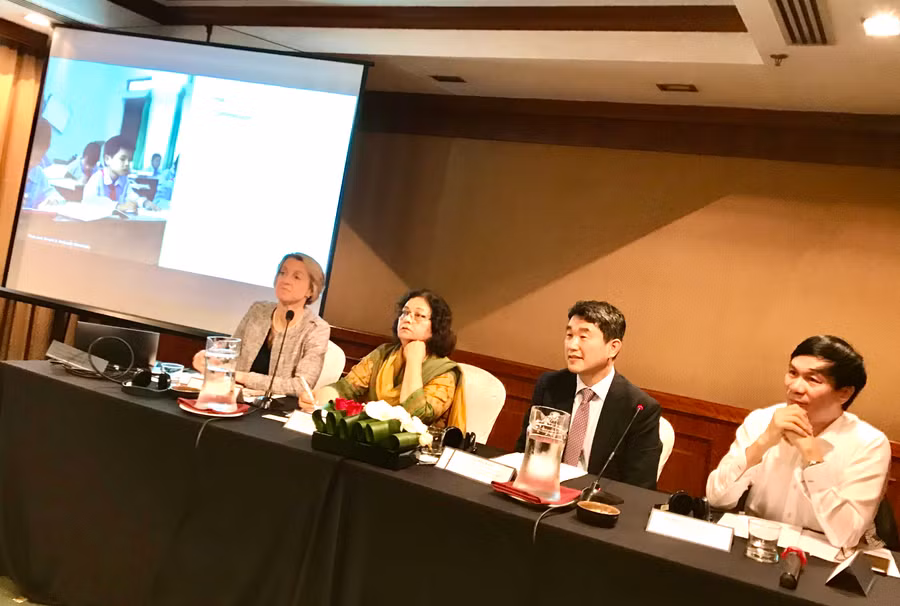 Ông Ju- Ho Lee (thứ 2 từ phải sang) Cựu Bộ trưởng Bộ Giáo dục Hàn Quốc đã chia sẻ kinh nghiệm của GD Hàn Quốc với Việt Nam. Ông Ju- Ho Lee (thứ 2 từ phải sang) Cựu Bộ trưởng Bộ Giáo dục Hàn Quốc đã chia sẻ kinh nghiệm của GD Hàn Quốc với Việt Nam.