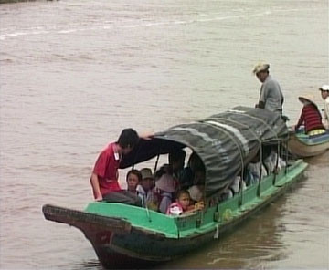 Học sinh ở Cà Mau đi học bằng đò (ảnh minh họa)