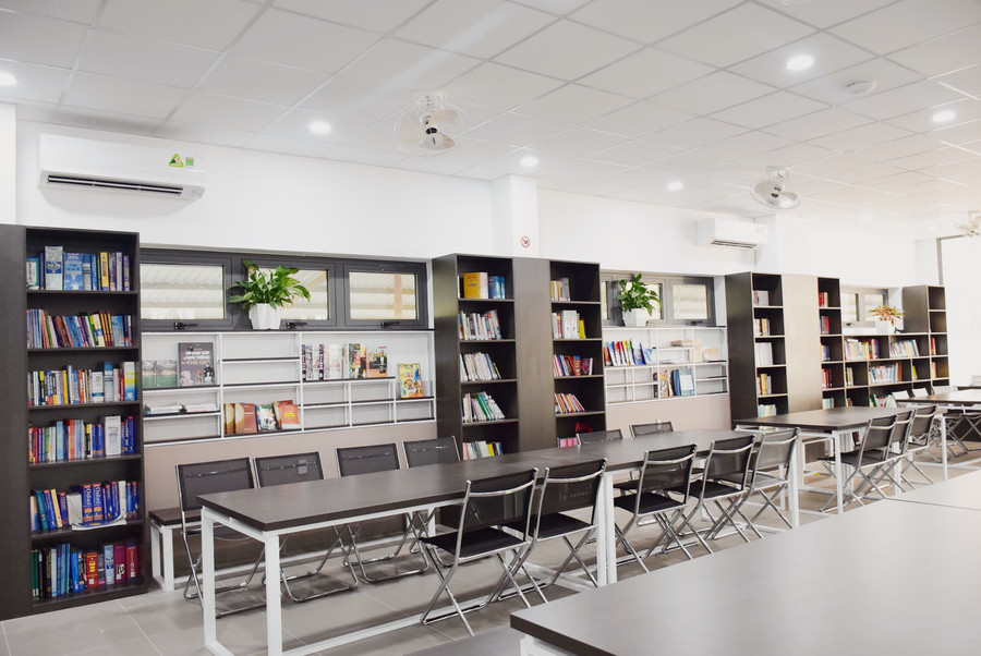 Môi trường học tập thân thiện được tô điểm cây xanh.