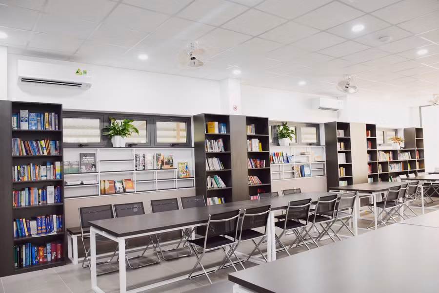 Môi trường học tập thân thiện được tô điểm cây xanh.